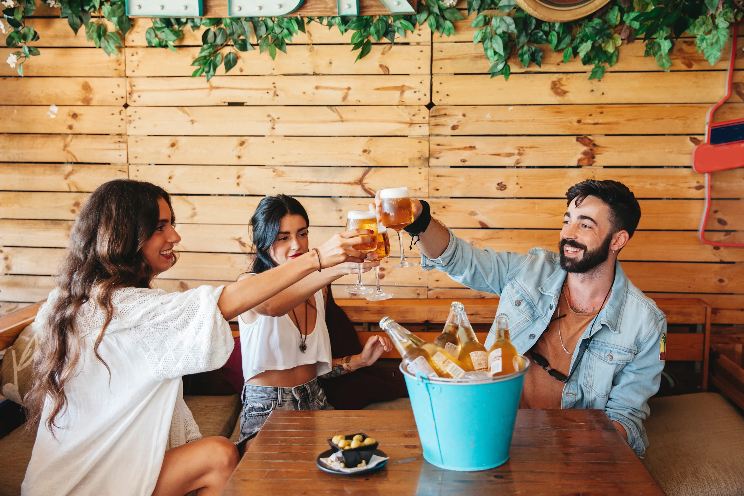 Grupo de amigos brindando con cerveza en un restaurante informal