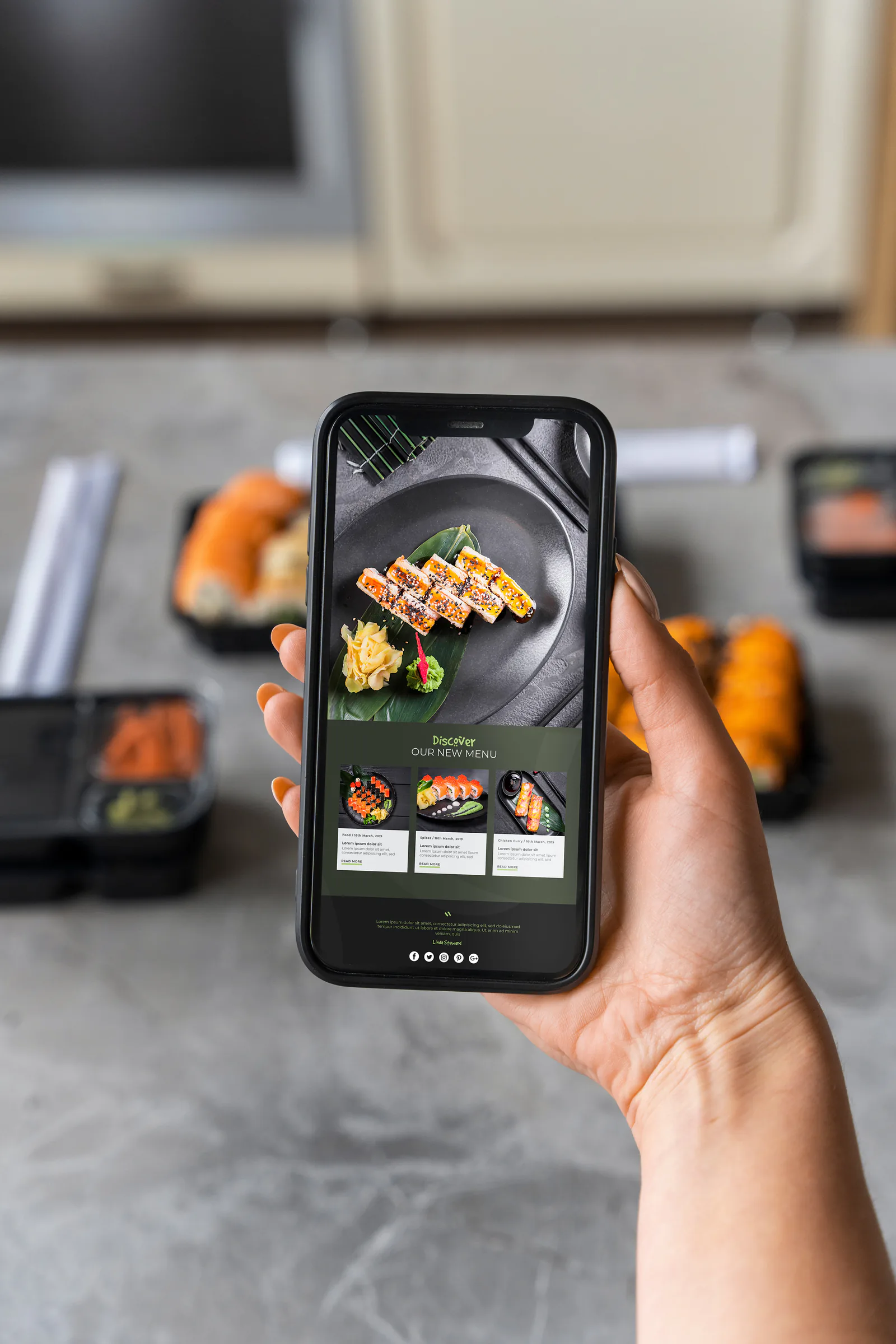 Mano sosteniendo un móvil con una carta gastronómica digital