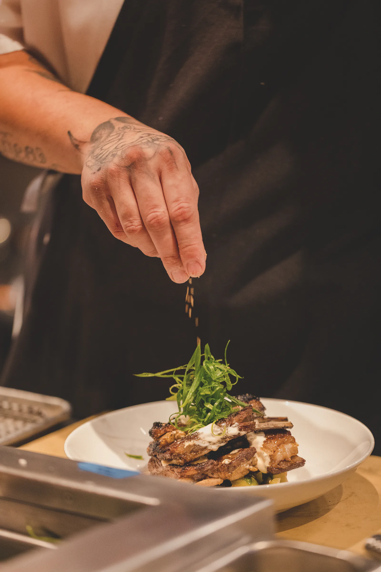 Chef terminando el emplatado de un plato de carne