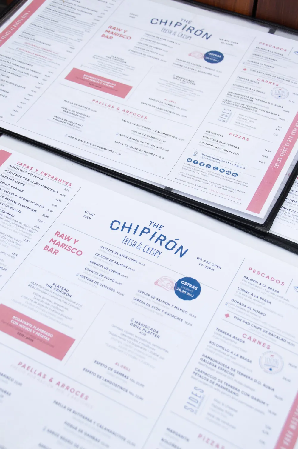 Cartas de mesa de The Chipirón con platos, precios, aviso de alérgenos y franja lateral hacia la carta online